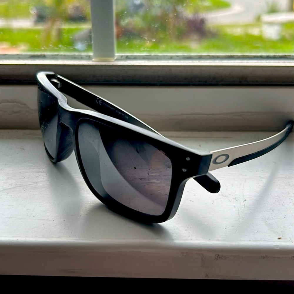 Nice oackley sunglasses no scratches